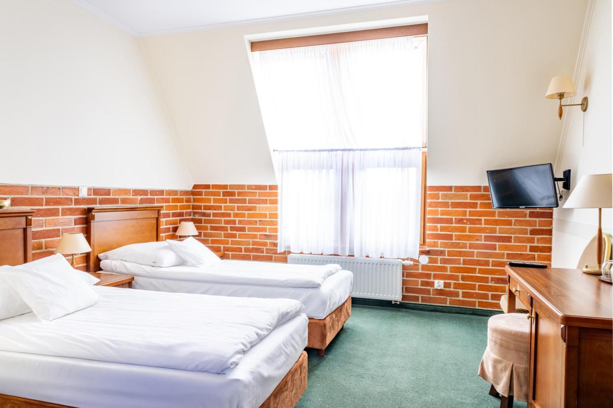 Hotel Szymbark Esterno foto