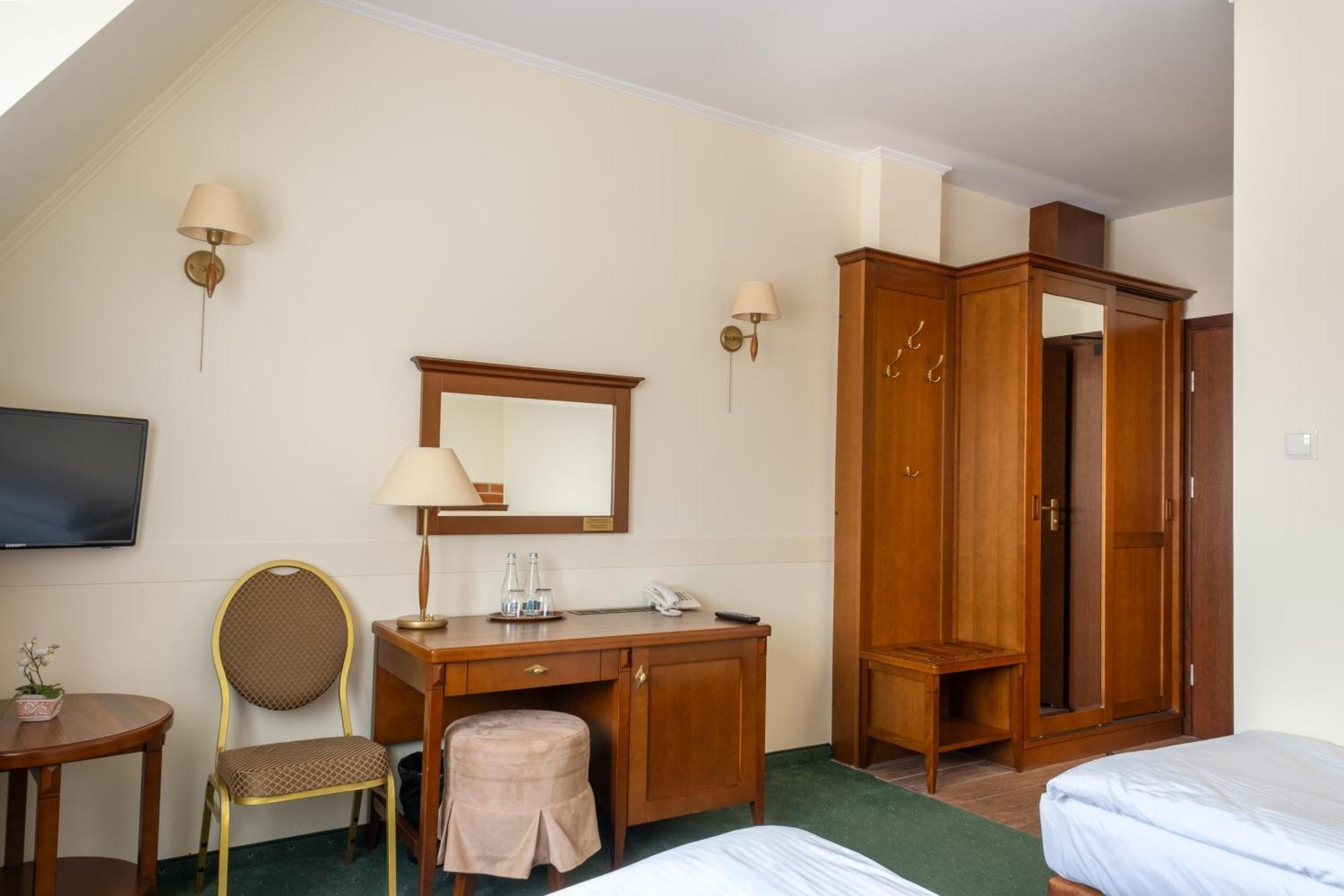 Hotel Szymbark Esterno foto